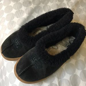 Black ♠️ Ugg slippers!